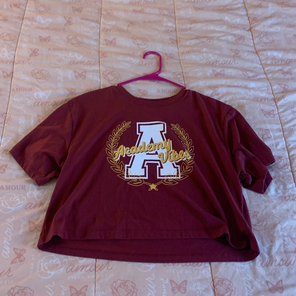 Burgundy red tee medium